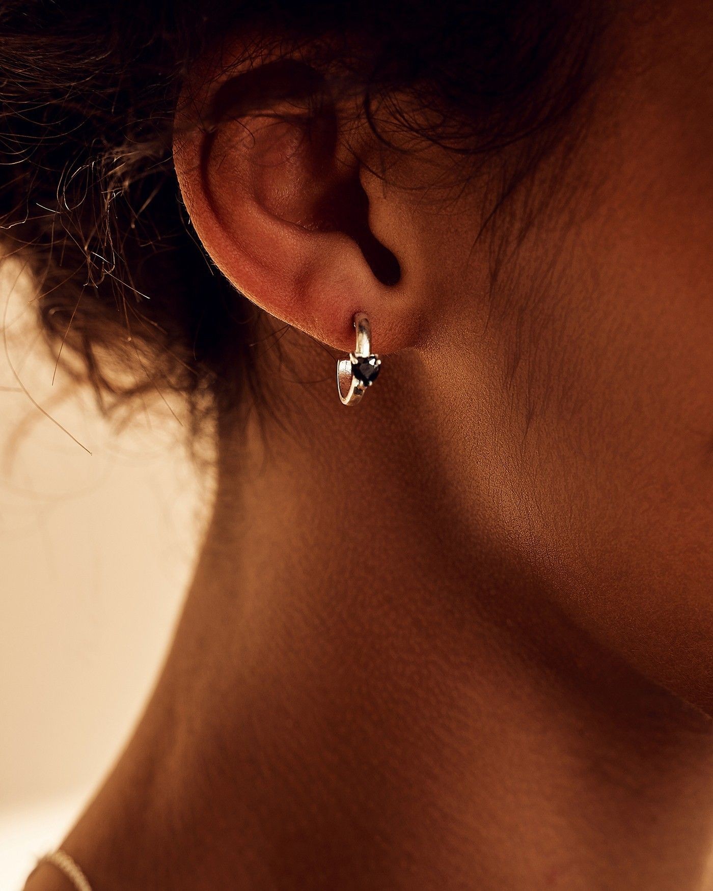 Ohrringe Raffinata Mini Hoop mit schwarzem Herz  - 4