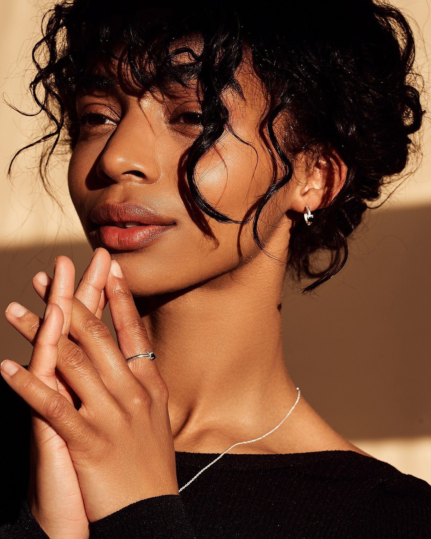 Orecchini Raffinata Mini Hoop con cuore nero  - 1